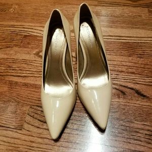 BCBG Heidi Classic Pointed-Toe Pumps size 9